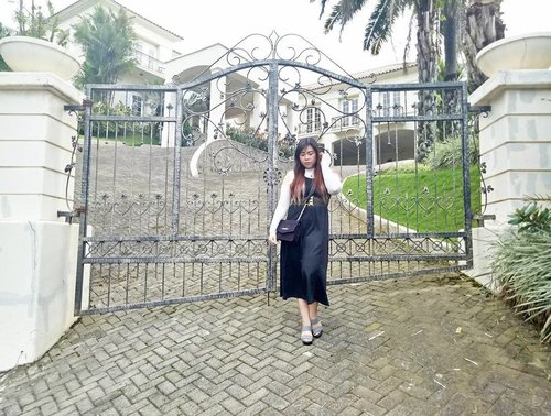 Whoever owns this villa, it's such a pretty spot for photo taking so thank you 😄

#ootd #impromptushoot
#trawas #ootdid #ootdindo #girl #asian #black #white #blackandwhite #clozetteid #clozettedaily #beautynesiamember
#monochromatic #monochromaticootd #fashion #outfit #monochromaticfashion #casual #comfortableclothing #comfortablefashion #blogger #bblogger #bbloggerid #personalstyle 
#indonesianblogger #personalstyleblogger #indonesianpersonalstyleblogger #influencer #surabayainfluencer