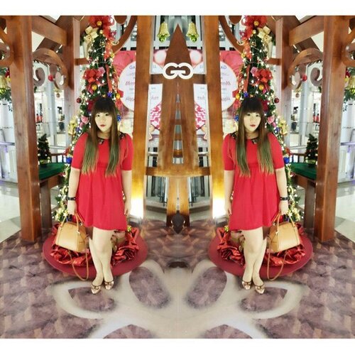 #merrychristmas #christmas #christmaslook #ootd #red #simplyred #girl #asian #clozetteid #blogger #bblogger #fashionblogger #indonesianblogger #surabayablogger