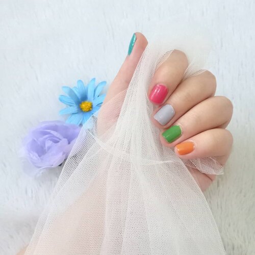 I'm usually very OCD so when i paint my own nails, i tend to stick to one color only... But since i'm not going anywhere and it's almost Easter, i'm in the mood for happy colors that reminds me of Easter eggs 😁😁😁. #nails #nailpolish #colorfulnails💅 #colorfulnails #nailstagram #rainbownails #rainbownails🌈 #pastelcolors #instanails 
#clozetteid #sbybeautyblogger #bloggerceria #beautynesiamember #bloggerperempuan #indonesianfemalebloggers  #bblogger #bbloggerid #influencer #influencersurabaya #influencerindonesia #beautyinfluencer #surabayainfluencer #indonesianbeautyblogger #surabayabeautyblogger #happycolors #beautysocietyid #allaboutnails #simplenails #colorful #colorfullife