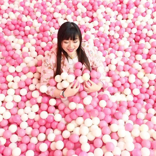 One of the things that i remember vividly about my childhood is that i loved ballpits, like... A LOT. Lately i've been frolickin' in ballpits for adults and i realized i still friggin love'em!!! #icecreamworld#icecreamworldmalang#pinkinmalang#clozetteid #sbybeautyblogger #beautynesiamember #bloggerceria #influencer #beautyinfluencer #jalanjalan #wanderlust #blogger #bbloggerid #beautyblogger #indonesianblogger #surabayablogger #travelblogger  #indonesianbeautyblogger #travelblogger #girl  #surabayainfluencer #travel #trip #pinkjalanjalan #ootd #ootdid  #malang #jawatimurpark3 #bloggerperempuan #ballpit