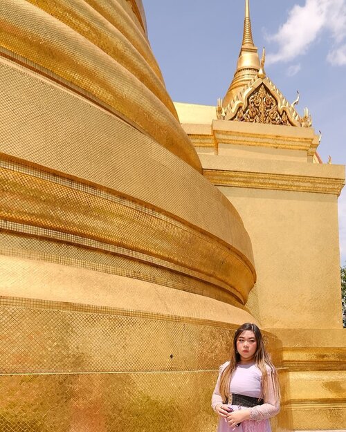 Look for someone who makes you happy and you won't find him, look for someone who does everything he can to try to make you happy - he's the one.. #thegrandpalace#thegrandpalacebangkok#bangkokgrandpalace #bangkok#pinkinthailand #clozetteid #sbybeautyblogger #beautynesiamember #bloggerceria #influencer #jalanjalan #wanderlust #blogger #indonesianblogger #surabayablogger #travelblogger  #indonesianbeautyblogger #indonesiantravelblogger #girl #surabayainfluencer #travel #trip #pinkjalanjalan #bloggerperempuan  #asian  #thailand #bunniesjalanjalan #pinkinbangkok #traveltheworld #itchyfeet