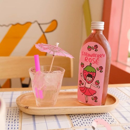 What's better than icy cold drinks on hot summer days? The one that comes in impossibly cute packaging, ofc!Drink and pic belongs to @deuxcarls , i am only here for the ride 😂. #pink #pinkdrink #thirstquencher #nahimcafe#bangkokcafe#bangkok#pinkinthailand #clozetteid #sbybeautyblogger #beautynesiamember #bloggerceria #influencer #jalanjalan #wanderlust #blogger #indonesianblogger #surabayablogger #travelblogger  #indonesianbeautyblogger #indonesiantravelblogger #surabayainfluencer #travel #trip #pinkjalanjalan #bloggerperempuan  #thailand #bunniesjalanjalan #pinkinbangkok #instadrink #drinksofonstagram