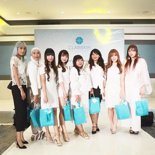 Had so much fun with these ladies today 😊! And so happy that @chelsheaflo won the grand prize from @clariskin.id worth IDR 10.000.000!!! DAEBAK to the max!!! Will share more about the event on my blog soon 😉

#clariskin #bbeauty #event #beautyevent #clozetteid #beautynesianmember #bloggerceria #blogger #bblogger #bbloggerid #beautyblogger #girls #asian #influencer #beautyinfluencer #indonesianblogger #indonesianbeautyblogger #surabayabeautyblogger #surabayaevent #eventsurabaya #clariskinsurabaya #fourpoints #fourpointssurabaya #dresscodewhite #elegantwhite #dressedinwhite #womanblitzer #surabayablogger