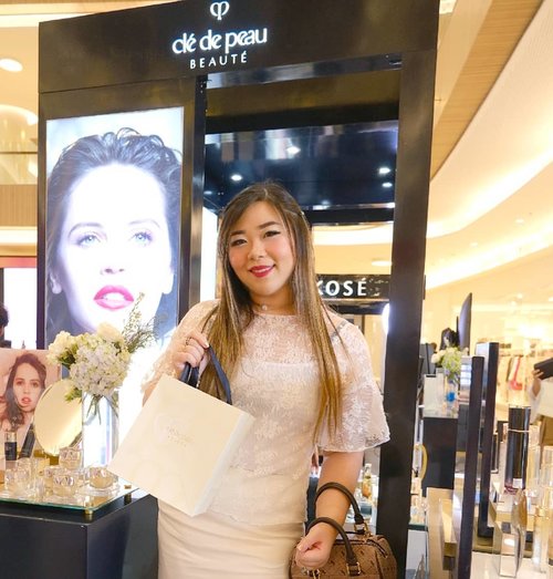 If we talk about the most expensive beauty brands in the world, the name Cle de Peau Beaute (cle means key in French and beaute means beauty, so the name translates into Key of Beauty) would definitely pop up. 
Last Friday i had the honor to visit their booth the my fellow beauty influencers to get to know this luxury brand better (do you know that Cle de Peau originates from Japan? Using a French name is also their way to emulate that their products are embracing both people in the East and West - meaning that their products are suitable for everybody from any parts of the world with any climates) and how all of their products from their basic, medium and premium line are created with the finest ingredients and most advanced technology cannot be found in any other brands.

Thank you #cledepeaubeauteid ubeauteid for having us, i am excited to play with my products (especially the lippie, if i must admit 😘) and i will definitely will share my thoughts and experiences with them.

#cledepeau #cledepeaubeaute #luxury #luxurybrand 
#event #eventsurabaya
#surabaya #surabayaevent
#girls #asian #clozetteid  #sbybeautyblogger  #bloggerindonesia #bloggerceria #bloggerperempuan #indobeautysquad  #influencer #beautyinfluencer #surabayainfluencer #surabayablogger #influencersurabaya  #indonesianbeautyblogger  #bloggerid #bblogger #bbloggerid #SurabayaBeautyBlogger #luxurybrand #luxuryskincare #dressedinwhite