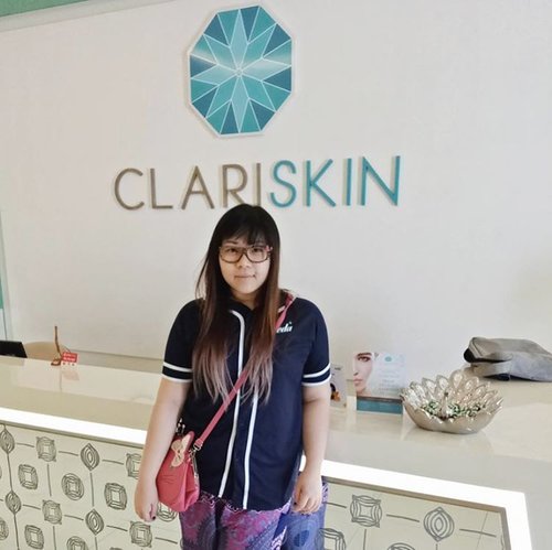 It was my second time visiting @clariskin today (for a treaatment ya, i was there twice for events too) and as before, i really thoroughly enjoyed my time there! 
I got the best therapist two times in a row (lucky me!) whose hands are super gentle but very thorough, i feel totally cleansed 😀. A little constructive critic is i think they need more therapists because the one that handled my mom (who's a potentially long term client, and my mum has lots of friends like me, if she likes a place/service she'll introduce them to it) wasn't as thorough as mine. I was quite surprised because my mom got the mask stage when i was just about to get to extraction even though we had exactly the same type of facial and started at the same time too. Her theraphist also left her with her mask on for a very long time (much longer than normal) that she got impatient and my therapist had to take it off 😅, needless to say... Mom was not as happy as me 😛. I still love Clariskin and def would recommend them tho! (not sponsored, i did use a voucher but i paid extra for the serum!) Special thanks to @indrasubono 😉

PS : i am obviously bare faced here. As much as i LOVE makeup, i am extremely confident with my bare face. I wear makeup because i like them, because they are fun. Not because i need them or want to be someone else, coz i'm not 😊

#honestreview #clariskinsurabaya #beautyclinic #surabaya #surabayabeautyclinic #aestheticclinic #surabayaaestheticclinic #sbybeautyblogger #indonesianblogger #bblogger #bbloggerid #surabayablogger #indonesianbeautyblogger #surabayabeautyblogger #clozetteid #clozettedaily #influencer #beautyinfluencer #surabayainfluencer #surabayabeautyinfluencer #minireview #treatment #facial #whiteningfacial #facialsurabaya #review #bareface #pamperingsesh #pamperingtime