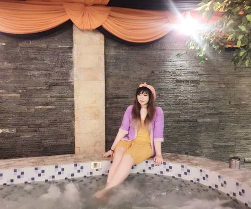 Possibly my fave part of @salsabeautycentre ... The large jacuzzi! You can relax and chit chat with your gal friends while the water massage your back!

#salsabeautycentre #spa #surabaya #spasurabaya #surabayaspa #blogger #bblogger #bbloggerid #sbybeautyblogger #clozetteid #clozettedaily #surabayablogger #surabayabeautyblogger #beautyblogger #indonesianblogger #indonesianbeautyblogger #influencer #surabayainfluencer #influencersurabaya #beautyinfluencer #girl #asian #spatime #pamperingsession #metime #recommended #beautycentre #endorse #sponsored