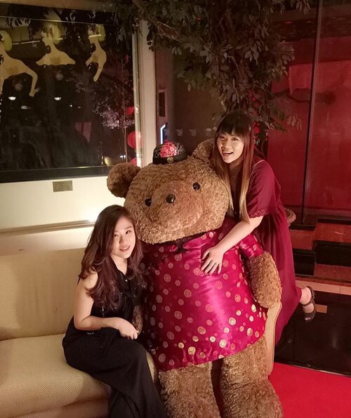 Just me,  Bae and a giant Teddy 😄

#throwback #niece #auntandniece #chinesenewyear #cny #chinesenewyear2017 #family #bloodisthickerthanwater #gongxi #gongxigongxi #gongxifacai #lifestyle #clozetteid #clozettedaily #surabaya #blogger #indonesianblogger #surabayablogger #lifestyleblogger #surabayalifestyleblogger #indonesianlifestyleblogger #red #dressedinred #happycny #jwmariott #surabaya #jwmariottsurabaya #giantteddybear #girls #asian