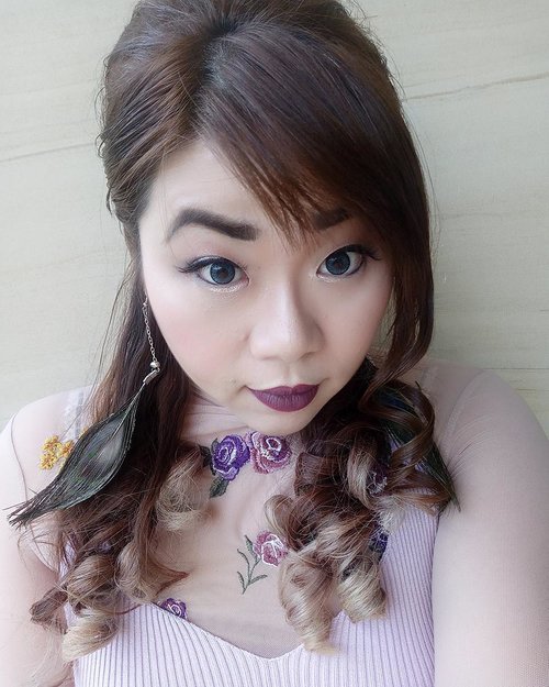 My makeup for the party wearing my final shade of  @cathydollindonesia Nude Me Liquid Lip Mattes in #08 Aggies Maroon , it looks dark purple on me and i lurvveee it 😻

Btw i did my makeup within less than half an hour, apparently i work well under pressure 😄

#cathydoll #cathydollnudeme  #cathydollnudemeliquidlipmatte #pinkinbali #bali #vacation #summervacation  #blogger #lifestyle #trip #travel #lifestyleblogger #indonesianblogger #travelblogger #indonesiantravelblogger #indonesianlifestyleblogger #girl #asian #clozetteid  #sbybeautyblogger #bloggerceria  #wanderlust  #influencer  #selfie #lipmatte  #beautyblogger #beautynesiamember #partymakeup #purplelipstick