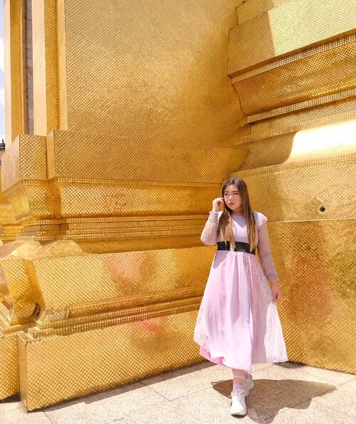 Feeling seriously Majestic in all spots in the Grand Palace, althought for certain people i am more Thanos - like than princess -  like , i guess Thanos is royalty too ?#grandpalace #thegrandpalace#grandpalacebangkok#bangkok#pinkinthailand #clozetteid #sbybeautyblogger #beautynesiamember #bloggerceria #influencer #jalanjalan #wanderlust #blogger #indonesianblogger #surabayablogger #travelblogger  #indonesianbeautyblogger #indonesiantravelblogger #girl #surabayainfluencer #travel #trip #pinkjalanjalan #bloggerperempuan  #asian  #thailand #bunniesjalanjalan #pinkinbangkok #ootd  #traveltheworld