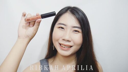 Jadi pada postingan sebelumnya aku membuat mini review tentang produk @imploracosmetics 🥰 , nah sekarang aku buat videonya nih pakai kedua produk dari Implora supaya teman" bisa lihat bagaimana tekstur, warna, dan pengaplikasian dari pensil alis dan juga lipcream Implora ( shadenya bisa cek di postinganku sebelumnya ✌️). Oh ya setauku pensil alisnya ini harganya tidak sampai 10rb dan lip creamnya kalau tdk salah 15rb. Murah banget kan 🤩. @makeup.tutorial.asian
@beautybloggerindonesia @indobeautysquad @indobeautygram @indobeautyblogger #liabeautymakeup #liaminireview #liabeautyinformation #instagood #instabeauty  #bloggerindo #bloggerindonesia #beautybloggerindo #beautynesia #beautyaddict #beautybloggerindonesia #surabayablogger #sbybeautyblogger #tutorialmakeupkorea #koreanmakeup #koreanmakeuplook #koreanbeauty #lemonsquad #clozetteid #simplemakeuplook