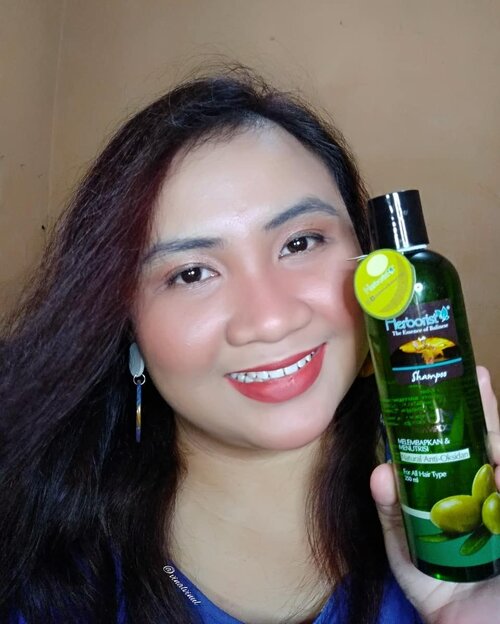 Hello Sobat Cantikku ❤️ Hari ini aku mau merekomendasikan salah satu Shampoo yang beberapa bulan belakangan sering aku pakai yaitu @herboristnaturalcare Olive Shampoo. Sampo Zaitun ini fungsinya untuk menutrisi dan melembabkan. Kandungan Minyak Zaitunnya berfungsi sebagai antioksidan dan melembutkan rambut juga. 
Wanginya juga enak dan segar sekali.

Shampoo satu ini sangat aku sarankan untuk kalian pemilik rambut kering, kusut, susah diatur dan sering terpapar polusi/debu/ & sinar matahari. 
Harganya juga cukup terjangkau sekitar 20ribuan saja dan bisa didapatkan disupermarket terdekat. Yuk buruan cobain 😊 #shampoo #sampo #hair #haircare #perawatanrambut #rambut #sampozaitun #zaitunshampoo #zaitun #olive #oliveshampoo #oliveoil #hairs #hairoftheday #hairgoals #hairideas #clozetteid