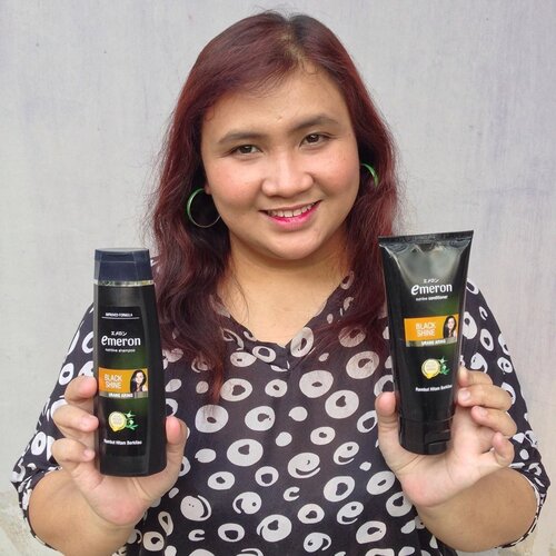 Hello #sobatcantikku selamat siang. Hari ini aku mau merekomendasikan Hair Care Lokal yang selama beberapa bulan ini rutin aku pakai yaitu @emeronhaircare 
Disini aku pakai isi paket yang isinya adalah Emeron Nutritive Shampoo & Conditioner Black Shine Urang-Uring, Emeron Hijab Nutritive Shampoo Clean & Fresh, Emeron Hair Vitamin Black Shine & Sisir Kayu yang menggemaskan 😊. ✔️ Emeron Hijab Nutritive Shampoo bikin kulit kepala aku seger banget, adem, rambutku jadi halus lembut mudah diatur dan terhindar dari rasa gerah & bau matahari. ✔️ Emeron Nutritive Shampoo, Conditioner, & Hair Vitamin Black Shine bagus BANGEEET. Rambutku jadi lebih hitam, lebih berkilau sehat, lembut, halus, & anti lepek seharian. Sangat aku sarankan digunakan secara berurutan ketiga produk ini agar hasil lebih optimal 😍. ✔️ Sisir gemasnya juga praktis, travel-friendly dan tidak membuat rambutku rontok saat digunakan. 
Tertarik buat mencoba? Yuk mulai rutin merawat & peduli dengan rambut kita menggunakan @emeronhaircare

Terimakasih @beautygirls.squad ❤️💖💝💜 #dengarkanrambutmu #merdekadarirambutapek #haircare #perawatanrambut #hair #rambut #hairgoals #hairoftheday #hairlove #hairideas #hairtrends #shampoomurah #shampoo #sampo #conditioner #hairvitamin #comb #sisir #hairofinstagram #hairporn #naturalhair #hairgrowth #rambutcantik #perawatanrambutrusak #clozetteid