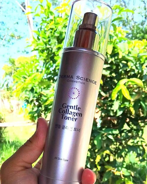 Thank you @0.8l_indonesia & @stylefollow.id for sending me 'Derma Science Cosmetics Gentle Collagen Toner' (150ml). Fungsi Toner ini secara umum ya melembabkan wajah dengan kandungan Collagen didalamnya, menyeimbangkan PH diwajah dengan kandungan Collagen, melembutkan & juga anti penuaan dini. Ingredients utamanya Marine Collagen, Aloe Vera, Sodium Hyaluronate, PLX-SA (Certified-Ingredients). Cara pakainya sama dengan toner-toner pada umumnya cuma karena ini bentuknya spray jadi lebih mudah yaitu tinggal semprotin aja secukupnya ke wajah kamu 😍. Aku juga pakai toner ini sebagai base make-up atau #nightskincare aku karena beneran melembapkan, menghaluskan wajah & makeup juga tahan lama seharian tanpa touch up bedak atau foundie sekalipun. Toner ini cocok untuk semua jenis kulit ya. Mau coba? Check aja di @shopee_id nya @stylefollow.id Thank you (Harga 200ribuan sepertinya). #professionalskincare #aestheticcosmetics #koreacosmetic #koreaskincare #dermascience #beautycontestcosmetic #gentlecollagentoner #toner #spraytoner #misskoreatoner #kecantikan #kosmetik #08liter #08L #clozetteid #beautyfeatid