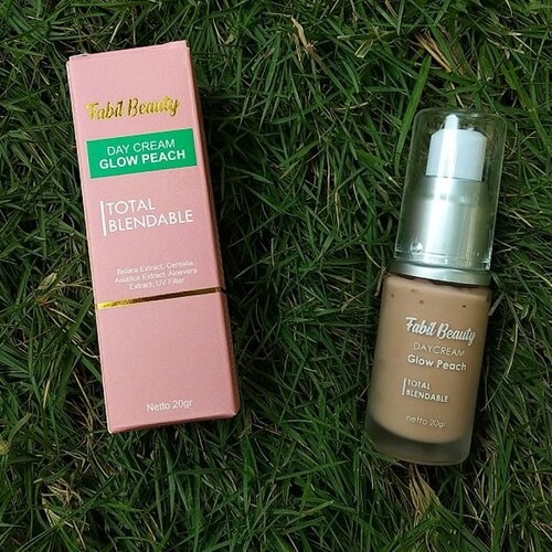 Hello #sobatcantikku selamat siang 💜 
Aku mau sharing sedikit tentang pemakaian Day Cream Glow Peach dari @fabilbeauty.official selama kurang lebih 2-3 Minggu ini. 
Fabil Beauty Day Cream Glow Peach ini adalah perpaduan antara skincare, makeup & sunscreen dalam satu produk. Diformulasikan dengan bahan alami seperti Daun Bidara, Pegagan, Aloe Vera & UV Filter sehingga bisa membuat wajah terlihat satu tingkat lebih cerah, lebih lembab, & meratakan warna kulit serta melindungi kulit dari paparan sinar matahari. 
Aku suka banget sama produk ini karena teksturnya ringan, praktis banget, natural finish, tidak lengket dan cepat meresap, wanginya enak, dan dikulitku yang kusam, langsung auto cerah, tidak pucat, & tidak kusam. Efek tone up diwajah sangatlah aman & natural jadi tidak perlu takut hasilnya abu-abu atau keputihan karena produk ini langsung menyesuaikan kulit wajah kita 😍

Review lebih lengkapnya bakalan aku UP diblog secepatnya. Thank you 
@smartbeautycommunity
@fabilbeauty.official
#SmartBeautyCommunity #SMBxFabilBeauty #FabilBeauty #DayCreamFabil #SMBReviewCollab #daycream #creamwajah #foundation #sunscreen #primer #complexion #facecream #alasbedak #krimwajah #toneupcream #skincare #skincareindonesia #creampemutihwajah #creamglowing #cream #creamwajahbpom #creamwajahaman #creampemutih #whiteningcream #creamwajah #creambpom #creammuka #krimpencerahwajah #clozetteid