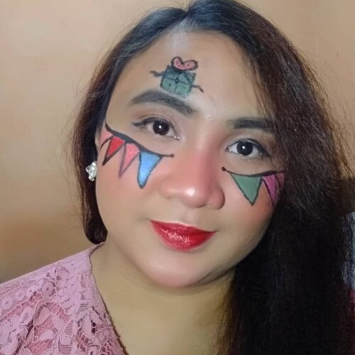 Kemarin banyak banget yang tanya detail make-up BIRTHDAY aku ini berkolaborasi dengan @beautygoers ini.l terutama Hanging Flag dipipi aku itu. Itu aku sama sekali tidak pakai face painting genks. Cuma bermodalkan eyeliner hitam & eyeshadow warna-warni saja kok genks ☺️. Thank you for @ullaaula for inspiring me to do this Birthday Makeup. ☺️ #beautygoersID#beautygoersCollab#beautygoersCollabApril#BirthdayMakeupCollab #clozetteid #lavinamakeup #birthdaymakeup #makeupbirthday #birthdaymakeuplook #makeuplavina