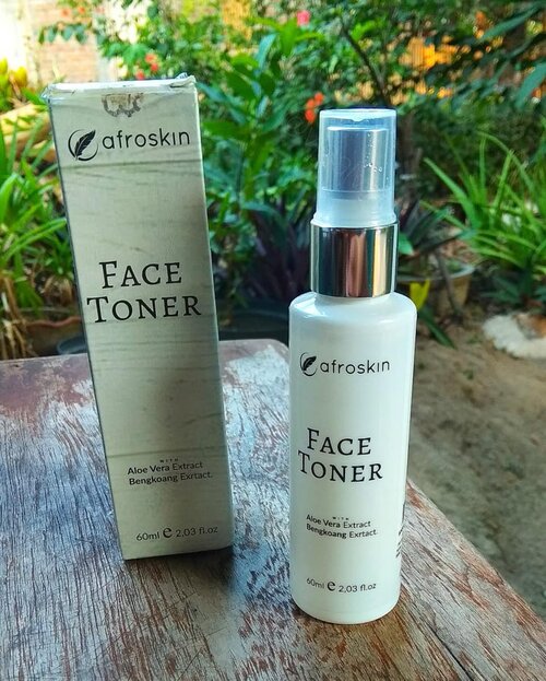 Hello #sobatcantikku 
Siapa suka pakai Face Toner? ☝🏻☝🏻☝🏻 Aku ada Rekomendasi Face Toner yang cocok buat kalian pemilik kulit kusam, kulit kering, kulit super kering & kulit sensitif yaitu @afroskin.idn Face Toner. 
Face toner ini mengandung Aloe Vera & Bengkoang Extract yang membantu Menyegarkan, melembabkan, mencerahkan, dan mengembalikan kelembutan kulit wajah dan leher. 
Pas dipakai ada cooling sensationnya 😍 dan dipakai sebelum makeup juga oke dan bikin kulit wajah jadi glowing🤗

Cara pakainya spray secukupnya dikapas lalu usapkan pada wajah dan leher. 
Untuk review lebih lengkapnya, kalian mau aku review dimana nih? Blog atau Youtube? Komen dibawah ya. Terimakasih @afroskin.idn 💚💛 #facetoner #toner #toners #skincare #skincareroutine #skincareindonesia #glow #glowingskin #glowinthedark #glowskin #glowy #glowing #glowyskin #skincareproducts #skincaretips #skincareblogger #iloveskincare #skincarereview #skincareaddict #skincarealami #skincareaman #skincarejunkie #skincareobsessed #skincarehalal #skincarelover #naturalskincare #skincareterbaik #skincarebpom #clozetteid