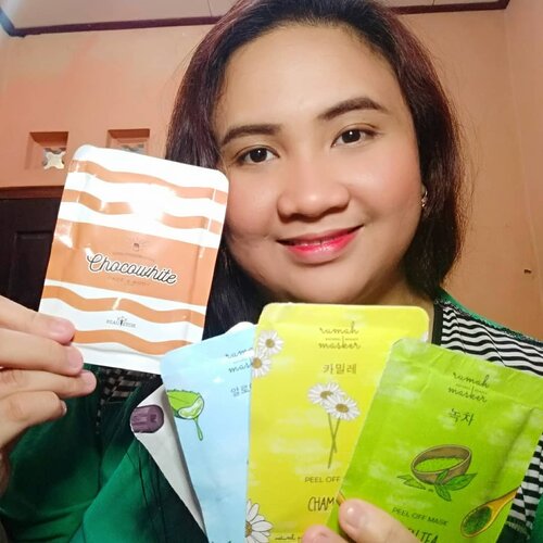 Hei sobat cantikku. Selamat siang semua. Sudah makan siang belum nih? 😉Kali ini aku mau merekomendasikan olshop yang menjual #peeloffmask PEEL OFF MASK Lokal Original, terpercaya & termurah. Kalian wajib banget pokoknya kepoin @beauty.withnature segala varian dan jenis #peeloffmask komplit plit pliitt dan bikin mupeng tersedia disini. Aku dikirimin 4 varian #peeloffmask yaitu Aloe Vera, Chamomile, Charcoal & Greentea. Dan you know aku dikasih bonus Face & Body Scrub Chocowhite lho saaay 😍😍😍... Packaging lihat dong... Gemesh manja sekalleeeh. . . 😂Aku sudah coba varian charcoal dan tutorial sudah UP di feed aku ya genks. Cuss buruan kepoin dulu saja  @beauty.withnature dijamin Ketagihaaan!!! Thank you so much @beauty.withnature for sending these cute masks. #lavinamaskeran #peeloffmask #maskerlokal #clozetteid #reviewmasker #maskreview #lavinareview