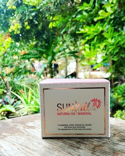 Hello #sobatcantikku Apakabar? ❤️ Aku punya rekomendasi #sunscreen yang unik dan layak banget buat kalian coba yaitu Catrin Natural 100 Mineral Sunkill Rx. Uniknya Sunscreen ini dalam Bentuk POWDER/BUBUK jadi bukan dalam bentuk cream/gel/liquid 😍Sun Powder ini terbuat dari 100% Natural Minerals. Tidak mengandung bahan kimia & pewarna buatan. Buat kalian yang sering susah menemukan sunscreen yang cocok ; mungkin karena membuat kulit lengket atau berminyak atau susah diratakan, kalian bisa coba Sun Powder satu ini 🤗Sun Powder ini mengandung SPF 46 PA+++ , ringan, tetapi cukup bagus membantu memudarkan garis halus & meminimalisir pori-pori diwajah lho dan dikulit aku yang cenderung berminyak, oil controlnya BAGUS BANGET lho 😍Wanginya seperti bedak bayi dan bubuknya halus banget dan gampang diblend. Saat mau touch up juga MUDAH banget!!❤️❤️ Enggak perlu ribet hapus makeup ; Tinggal tap-tap/puk-puk diwajah, beres deh 😊 Bisa juga digunakan dibadan lho 😙😙 Buat yang kepo atau pengen cobain #catrinnatural100mineralsunkillrx ini, kalian Langsung klik Link dibio aku (My Charis Shop) atau langsung saja kelink ini ya hicharis.net/valentinayosnanda/HjtThank you @charis_celeb@hicharis_official #charis #charisceleb #mineralsunscreen #sunpowder #sunscreenmurah #naturalsunscreen #suncare #makeupbase #basemakeup #powder #sunscreenbubuk #sunkill #catrin #catrinnatural100 #catrinnatural100mineralsunkill #mineral #minerals #naturalmineral #naturalminerals #clozetteid