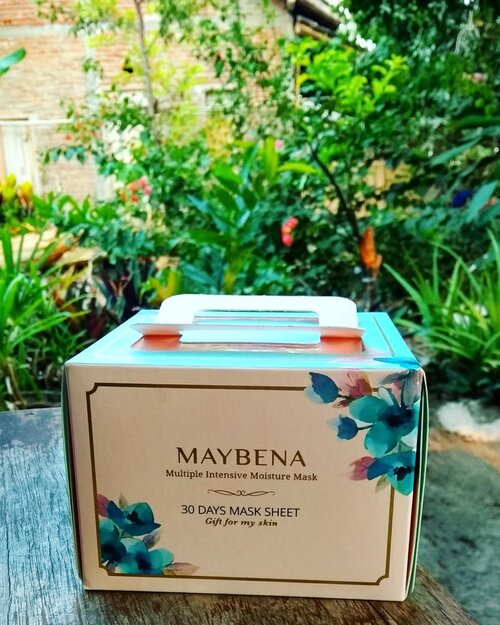 Sheetmask yang selama beberapa minggu ini aku pakai rutin sebelum tidur dari @maybena_official Maybena Multiple Intensive Moisture Mask 30 Days Mask Sheet. 
Packagingnya gemesh & cute banget karena semacam kado tempat tissue gitu cuma isinya #sheetmask 30 lembar & sudah ada capitnya untuk mengambil produk supaya tetap higienis. 
Wanginya soft segar semacam wangi bunga, essencenya melimpah, sheetmasknya tipikal tipis dan pas diwajah aku & terbuat dari 100% nature sheet. 
Setelah pemakaian yang aku rasakan wajahku jauh lebih lembab, lebih cerah, lebih halus & walaupun essencenya melimpah tetapi  cepat meresap kekulit tanpa rasa lengket. 
Review lebih lengkap sudah UP diblog aku #lavinabeautyblog soon. 
Yang mau kepoin/order produknya, belinya dimana? Langsung klik LINK DIBIO aku dan cari saja MY CHARIS SHOP atau disini hicharis.net/valentinayosnanda/Gan
 karena ada HARGA SPESIAL buat Followers aku tercinta 🤗

Terimakasih @charis_celeb @hicharis_official & @maybena_official #charisceleb #hicharis #hicharis_official #maybenaofficial #maybena #mask #masks #facemask #skincare #skincareroutine #skincareproducts #skincaretips #skincarealami #masker #masksheet #maskermuka #maskeralami #maskermurah #maskerorganik #maskerkorea #skincarealami #skincaretips #skincareblogger #skincarenatural #skincarereview #skincareaman #lavinamaskeran #organicskincare #charis #clozetteid