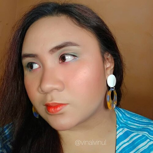 Ini adalah detail Summer Makeup aku saat berkolaborasi dengan @beautyranger.id 
Mohon maaf eyemakeup aku memang belum serapi itu genks 😁 ini cerita iseng cobain & nyampur warna-warna summer saja. 💛 Eyeshadow @viva.cosmetics 💚 Eyebrow @imploracosmetics + @purbasarimakeupid ♥️ Lip @eminacosmetics Lip Tint Sunglow. 💘 Highlighter @thebalmid 💙 Contour Bronzer @pixycosmetics 
Thank you semua. Selamat pagi 😍 #summermakeup #makeupsummer #makeup #makeuplook #makeupideas #makeuplife #makeuptime #makeupoftheday #makeupaddict #makeupjunkie #makeuplover #makeupblogger #makeuponfleek #indonesia #cantikindonesia #inspirasimakeup #inspirationmakeup #clozetteid