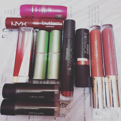 Hampir semua orang-orang terdekat, setiap bertemu saya, pasti tanya," Lipsticknya apa vin?" "Lipsticknya apa sih mbak vina kok warnanya ganti2 tapi hasilnya oke dan awet ya?" Lipstickmu kok awet sih vin, merk apa?" Ada juga yang tanya lewat DM atau foto yg saya upload 😆😂 So.... Ini saya beritahu ini Gincu Eike alias Lipstick sehari-hari eike 🤔 'wuus banyak amat vin, ente jualan?" Gak lah! Saya suka Mix & Match. Ga cocok apus, ga cocok apus 😆 Ini List Lipstick saya sehari-hari :1. Lip Addict Rockstar Pink by Oriflame(Glossy)2. Pure Colour Blush Pink & Soft Coraly Oriflame (Glossy)3. Maybelline New York RD03 (Glossy)4. Nyx Butter Lipstick BLS24 Ripe Berry (Glossy) 5. LT Pro Long Lasting MATTE Lip Cream 04 👌Favorit! Awet!6. Mineral Botanica Soft MATTE Lip Cream 006 Plum Fairy7. Mineral Botanica Vivid MATTE Lipstick Wild Berry 006 8. Wardah Exclusive MATTE Lip Cream 05 Speachlees & 10 Berry Pretty9. Wardah Exclusive Lipstick 29 Lavender & 35 Great Berry (Glossy)Itu ya Koleksi Lipstick saya. Saya memang Lipstick Lover 😊 Ada merk baru coba merk baru coba & tentunya utk Mix Match 😁 Thank you 😚👌 #lavinalipstickcollections #lipsticklover #lipcreamlover #makeuplover #cosmeticlover #mycollection #mylife #beautynesiablogger #kbbvmember #indonesiabeautyblogger #bloggerperempuan  #clozetteid #socoid #sociollabloggernetwork #sociollablogger #bunnysneedmakeup