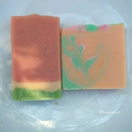 Terimakasih kepada @saboon.id & @idskincarecommunity sudah memberi kesempatan aku mencoba Handmade Soap yang super gemesh ini. Aku dikasih 2 varian yaitu Summer Splash Soap & Fizzy Orange Soap. Semua bentuk sabunnya cantik, gemesh, serba pastel soft & tentunya sayang banget pas dulu mau coba tp karena harus aku review mau gak mau harus aku coba 🤣 🍉 Summer Splash Soap 🍉 Bentuknya sabun balok gitu & ada glitternya 😊  Ada pola/warna semangkanya gitu. Wanginya manis macem buah semangka gitu & lumayan tahan lama wanginya, ada busanya dalam jumlah yg cukup & tidak bikin kering. Berasa seger, lembut, dan semangat kalau habis mandi pakai varian ini. Cocok digunakan disaat gerah habis terkena polusi bakalan mantul & adem seger. Oh iya walaupun ini berglitter tapi sabun ini tidak bikin kulit kita jadi kelap kelip gemerlap shine bright gitu lho ya. Jadi tidak ada efek glowing dari si glitter ini. Mungkin glitternya hanya bagian dari unsur aesthetic dari handmade sabun satu ini. 🍊 Fizzy Orange Soap 🍊 Wangi dari sabun ini manis & seger banget. Beneran orange/buah jeruk banget deh. Busanya cukup &, tdk membuat kering. Setelah pemakaian, Kulit aku lebih lembab, bersih & fresh banget. Cocok banget digunakan setelah beraktivitas. Semua lelah letih luluh lantah & badan kembali fresh. Nah buat kalian yang ingin cobain #handmadesaboon #handmadesoap satu ini, aku ada kode voucher buat belanja saboon via Shopee 📣🎊Cukup input kode : SABOONSCC berlaku 27 Mei sampai 15 Juni 2019. I really recommend you to try this super cute local handmade soap. You'll never regret to try it 🎈 #isccollaboration #isccollab #iscxsaboonid #idskincarecommunity #artisansoap #sabun #soap #homemadesoap #clozetteid