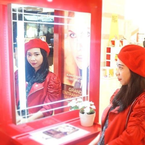 Mirror Mirror on The Wall 💓
Who has the best eyelashes of them all 💕
Read about the new Elizabeth Arden's Mascara 👉 http://bit.ly/EAmascara 😉
#clozetteid #ardengem #clozettexlotteavenuebcxardengem #red