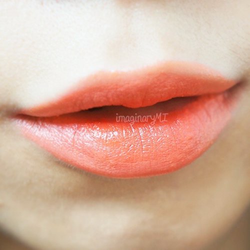 In the mood of orange lips 💋 Using my fav lip crayon from @eminacosmetics 😘 Read the review 👉 http://imaginarymi.blogspot.com ✨ #lotd #orange #orangelips #eminaplayground #lipcrayon #gradientlips #clozetteid #imaginarymi