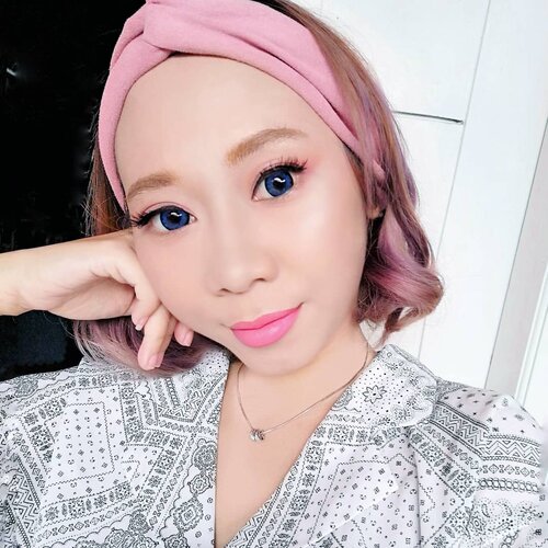 Udah lama gak main #makeup 😁 seneng sama hasil #makeuplook kemarin jd harus di share haha 😉
.
.
#radenayublog #clozetteid #makeupideas #makeupindonesia #makeupsendiri #juviasplace #maybelline #wetnwild #pondsindonesia #x2softlens #fanbocosmetics #fentybeauty #fentyface #blinkcharm