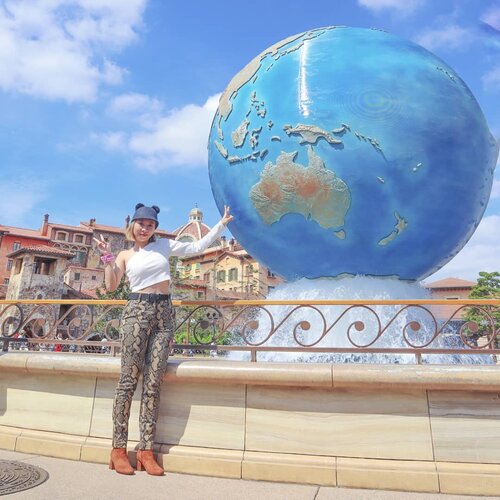 Sengaja nunggu globe pas di Indonesia 🌍😊btw ini foto pake gorilla pod 💯Tokyo Disney sea emang pas bwt foto2, tp untuk yg suka naik atraksi seru lebih baik ke Universal Studios Japan 👍🇯🇵..#tokyoDisneySea #tokyo #universalstudios #usj #disneyland #japantrip #japantravel #traveltokyo #solotrip #solotraveler #radenayublog #Clozetteid