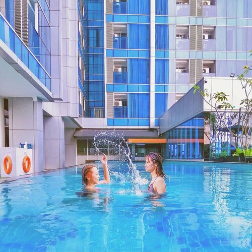 Weekend well spent 👯‍♀️Pertama kali #staycation di @bwpthehive ❤️ lokasinya pas deket rumah gak pake macet pas weekend. Makanannya enak, kamarnya jg nyaman banget!! Full review menyusul ya 😉..#radenayublog #staycationjakarta #bestwesternhotel #swimmingpool #clozetteid #blogger #hoteljakarta