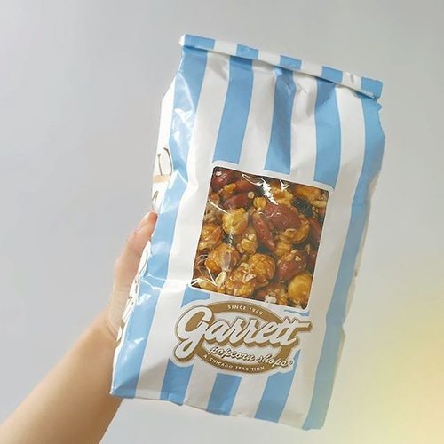 Yay! Finally got my hands on this ❤ Thanks @airfrov_id for the awesome app, now I can buy overseas products from travellers 🙌🙌🙌 Awesome!!#snacks #popcorn #airfrov #garrettpopcorn #food #clozetteid
