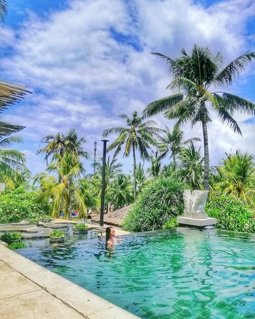 Kalo mw liburan akhir tahun ke Bali, cek post #linkinbio daftar hotel & villa Bali yg instagramable yet affordable ❤️..#radenayublog #hotelbali #villabali #beachclubbali #travelphotography #travelblog #ClozetteID