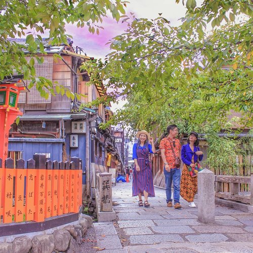 Yak ceritanya candid ya 😂 📷Btw, cuaca Kyoto mendung seharian cocok bwt makan oden 😁 🍢..#kyoto #japan #jepang #gion #tatsumibridge#kyotojapan #kyototrip #japantrip #traveljapan #kyototravel #clozetteid #jepangtravel #kyotophoto #potd #travelphotography #japan_of_insta #japanstyle #gionkyoto