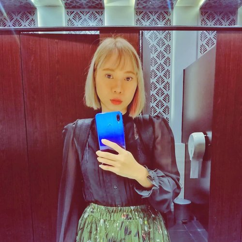 Entah kapan bs selfie di toilet umum lg 😅..#throwback #selfie #mirrorselfie #radenayublog #clozetteid #shorthairgirl #blondehairgirl