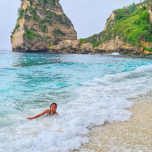 Dikejar baby shark be like... doo doo doo doo doo doo... 😂💦 nonton vlog di #linkinbio ..#nusapenida #baliwaves #nusapenidabeach #diamondbeach #radenayublog #ClozetteID