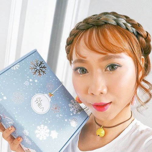 Look how cute @altheakorea Holiday box 😍🎁 The inside is full of glittery products from Korea ✨Read more http://bit.ly/altheaholidaybox or simply click the link on my bio 👍#altheaxclozetteidreview #altheareview #clozetteid #clozetteidreview