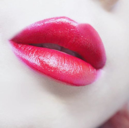 Creamy or Glossy?Udah lama gak bikin #lotd 👄💋 hehe@wetnwildindonesia@fentybeauty..#wetnwild #fentybeauty #lipgloss #lipstick #redlips #redlipstick #redlipgloss #makeuplook #makeupideas #clozetteid #radenayublog