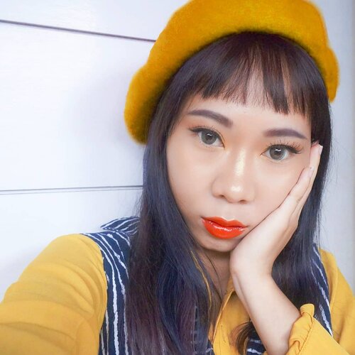 せんぱい に あいたい!Sesungguhnya pose sakit gigi memberikan efek muka lebih tirus 😂..Makeup:Bb cream @etudehouseofficialHighlighter @fentybeauty Eyebrow & lip gloss @sariayu_mt Eyeshadow @nyxcosmetics_indonesia Eyeliner @kpalette_id ..#radenayublog #makeuplook #hudabeauty #ragamkecantikan #inspirasicantikmu #tampilcantik #beautybloggerindonesia #setterspace #clozetteid