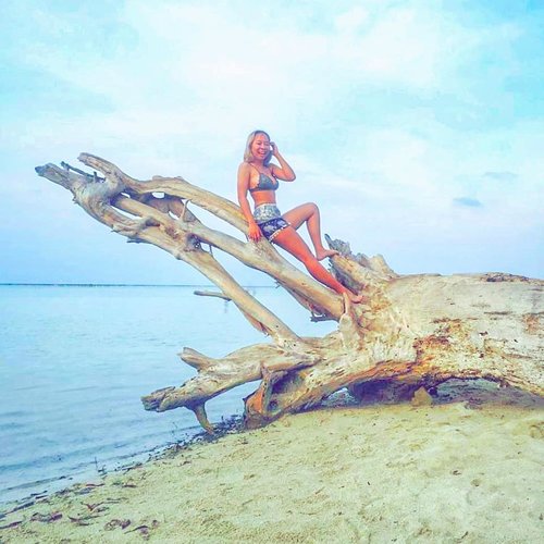 Tanned skin nyahaha 😽🐈..#tannedskin #beach #pulaupari #ocean #radenayublog #tannedskingirl #Clozetteid#pulauseribu #beachday #bikini #throwback