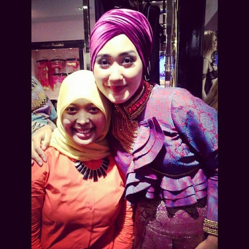 Taking a picture with @dianpelangi on her inspiring Palembang songket outfit #ClozetteID #Hijab #DianPelangi #MissPalembanginNewYork #Fashion #FashionDiaries #FashionShow #Lafayette #Hijabers