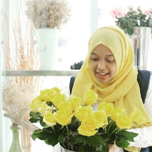 Thanks @cyndaadissa for taking this pic :) #Me #Hijab #Flower #Yellow #ClozetteID #Smile #Florist