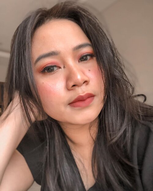 masih dalam rangka #dirumahaja . kalau kemarin make up look buat nyuci baju. sekarang make up look buat nyuci piring ya. .
products list:
1. @purbasarimakeupid foundation daily series - kuning langsat
2. @getthelookid L'oreal Infallible Full Wear Concealer - Natural Rose
3. @eminacosmetics Bright Stuff Loose Powder
4. @mizzucosmetics Blush Me Up - Rosy Tint
5. @essence_cosmetics Million Nude Faces Eyeshadow Box 01
6. @beautycreations.cosmetics Irresistible
7. @indonesia_etudehouse Drawing Eye Brow - Dark Grey
8. @blpbeauty Matte Liner
9. @maybelline Total Temptation Waterproof Mascara
10. @mizzucosmetics Eyelash Fix
11. @aiglowlashes - M1
12. @getthelookid Rouge Signature Matte Color Ink - 124 I Embrace
13. @pixycosmetics Aqua Beauty Protecting Mist .
#dirumahaja #clozetteid #workfromhome #beautyblogger #balibeautyblogger #dandanangia