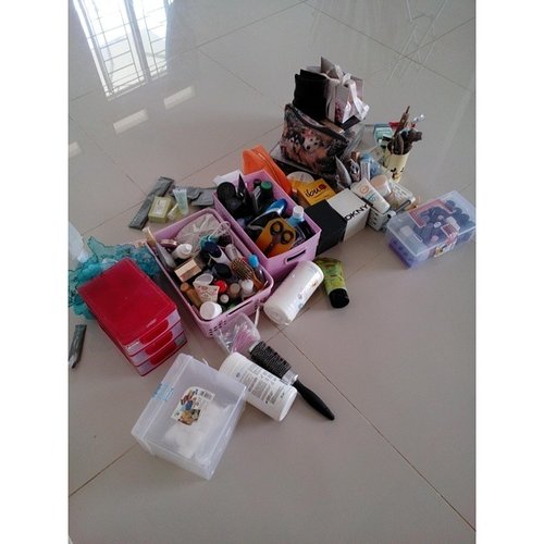 Really need organizer rack for all my stuff. *jumsih-> jumat bersih-bersih*
#makeup #ClozetteID