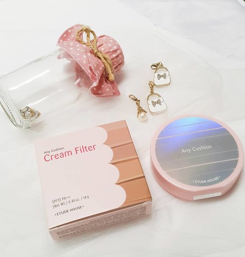 This is so pretty🦄💐 I just can't help myself to fall with it 😂
.
.
.
 Anyway the unboxing post is up on my blog💁
.
.
.
#Clozetteid #EtudeHouse #AnyCushionCreamFilter #PrettyinPink #Blogger #BeautyReview #BeautyBloggerIndonesia #Etude