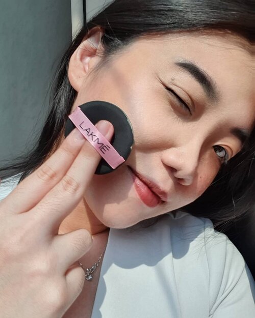 Lupa kalau udah pake base makeup kalau pake ini! This 9 to 5 Reinvent Primer + Matte Cushion Foundation from @lakmemakeup ini definitely worth the tagline #cushionserbabisa, soalnya ini coveragenya oke banget, tapi super light kayak gak pakai apa-apa. Finishnya velvet-matte, jadi gak perlu di set lagi pakai setting powder. Udah ada SPF 30 PA ++ juga, jadi gak usah pakai sunscreen lagi. Happy kid, super effortless!..#alldaynotouchup #clozetteid @clozetteid