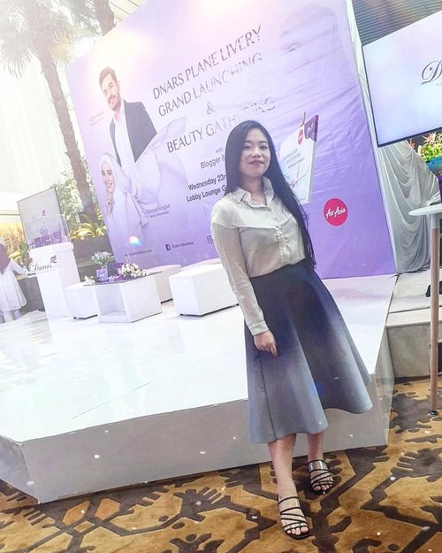 Supporting @dnarsindonesia Plane Livery with @airasia and beauty gathering, living the dream of the beloved founder 💜 ..check out their whitening and acne set, each priced at 299,900 IDR and their famous bubble mask. I personally cannot wait to try their distinguished products myself, see you on the blog after review, yes?..#clozetteid