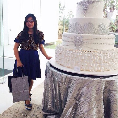 Rise and shine people! Work your asses off so one day you'll have a wedding cake full of diamonds like this 💪💙 #mondayspirit #ClozetteID #TWE15
