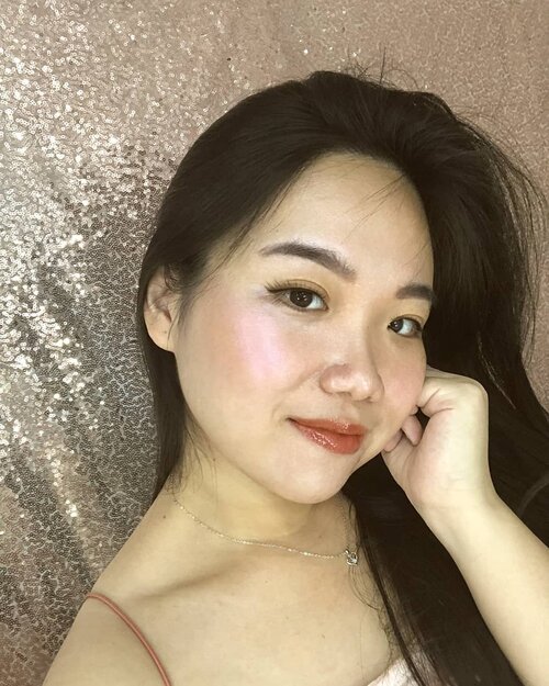 What's better than a very natural glow like this? Featuring the @pondsindonesia Glitter Glow Collection. Personal favorite's the moisturizer cream and the radiant pink blush 💗 #GlitterGlowReview #PondsGlitterGlow #clozetteid