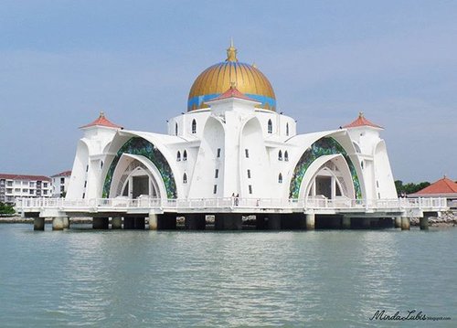 Assalamualaikum.. Masjid Terapung di Selat Melaka - Malaysia.Simak perjalanan saya melihat Indahnya Masjid Terapung Selat Melaka dengan menggunakan mobil amphibi. .Silakan cek di http://bit.ly/1YhSyMR atau klik link yg ada di bio saya. Terima kasiih 😆.#blogspot #blogindonesia #malacca #clozette #clozetteid #blog #masjidterapung